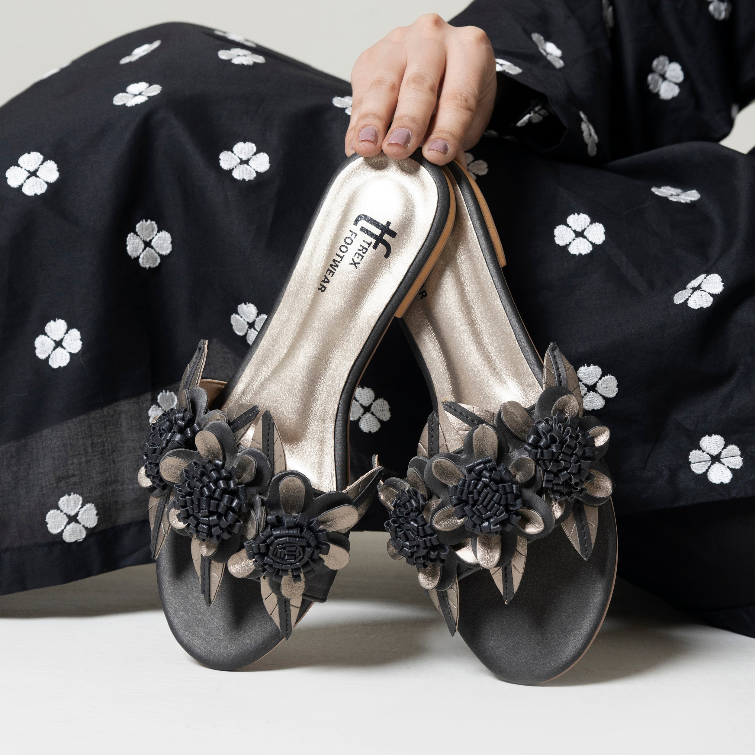 Midnight Garden Black Casual Sliper