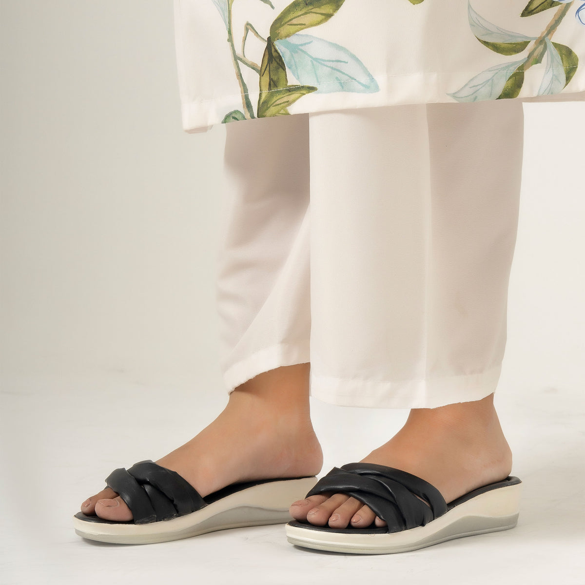 Monochrome Black & White Lightweight Slippers